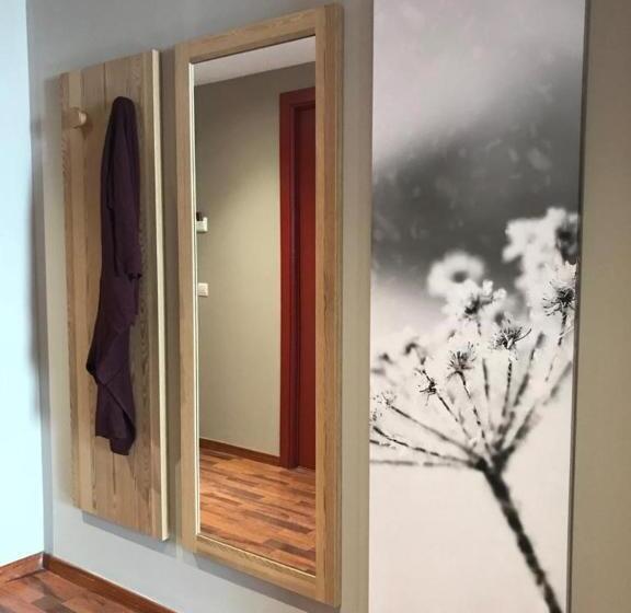 Camera Tripla Standard, Grand Pas by Nexta