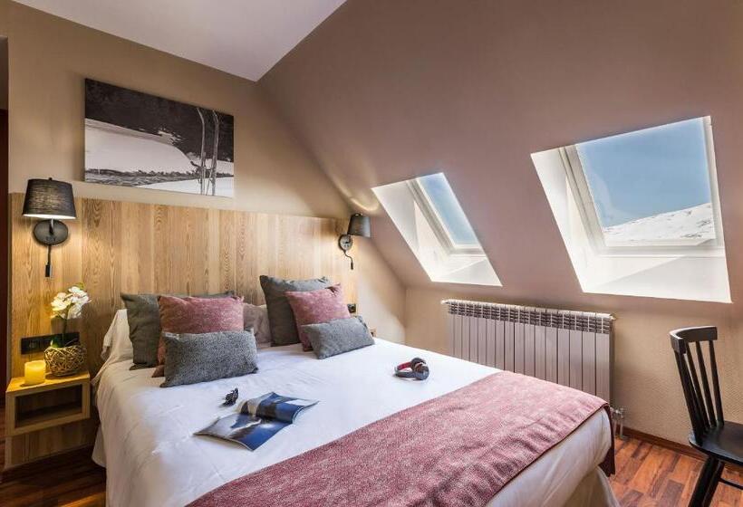 Camera Tripla Standard, Grand Pas by Nexta