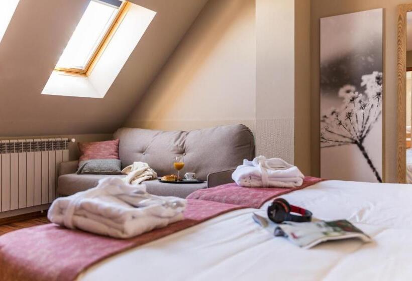 Camera Quadrupla Standard, Grand Pas by Nexta