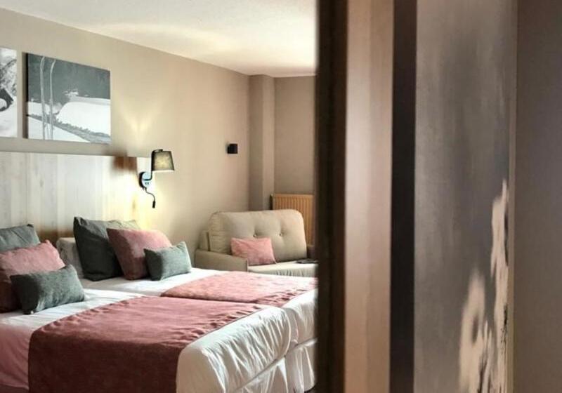 Camera Tripla Standard, Grand Pas by Nexta