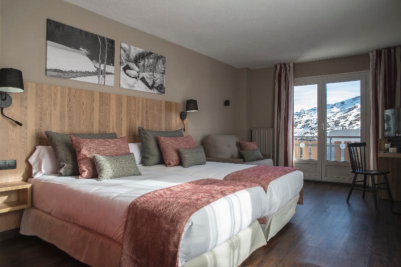 Camera Tripla Standard, Grand Pas by Nexta