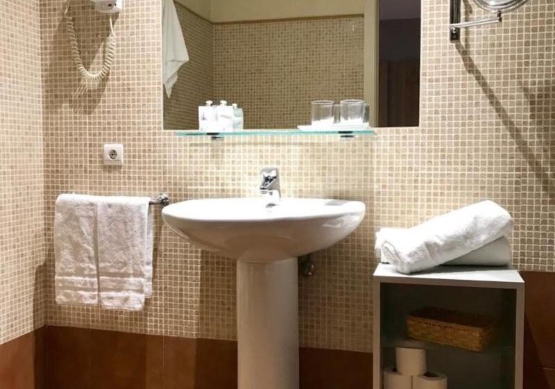 Camera Tripla Standard, Grand Pas by Nexta