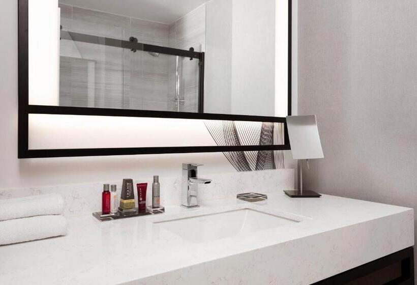 Deluxe room with river view, New York Marriott Downtown