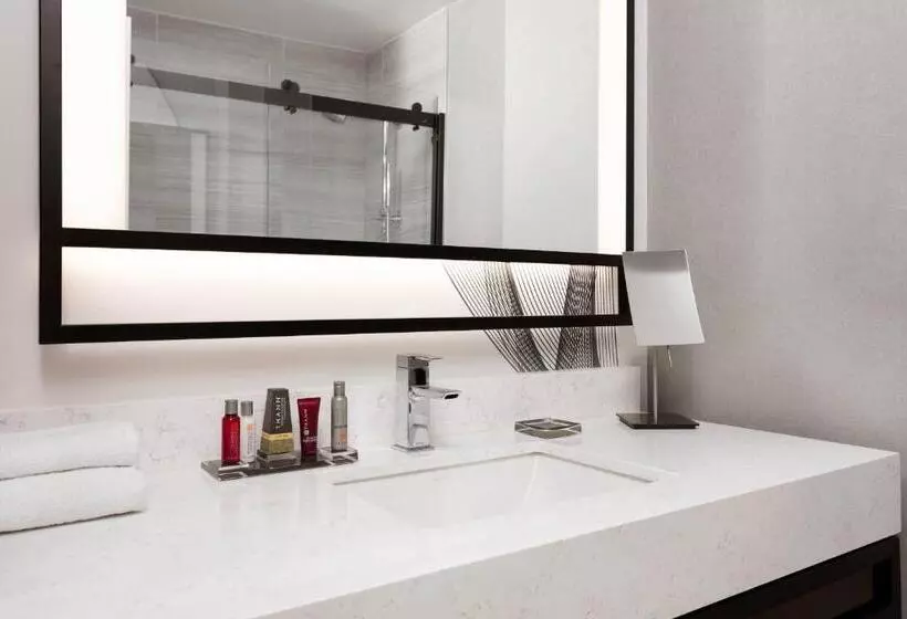 Deluxe room with river view, New York Marriott Downtown