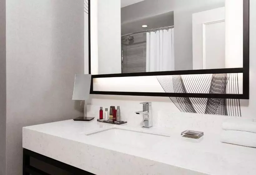 سوئیت جونیور با تخت بزرگ, New York Marriott Downtown