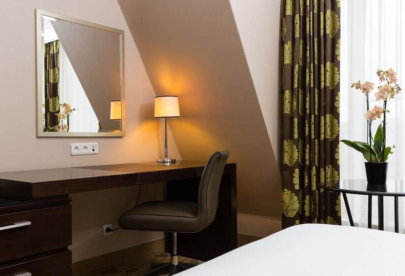 غرفة كلوب, Renaissance Brussels