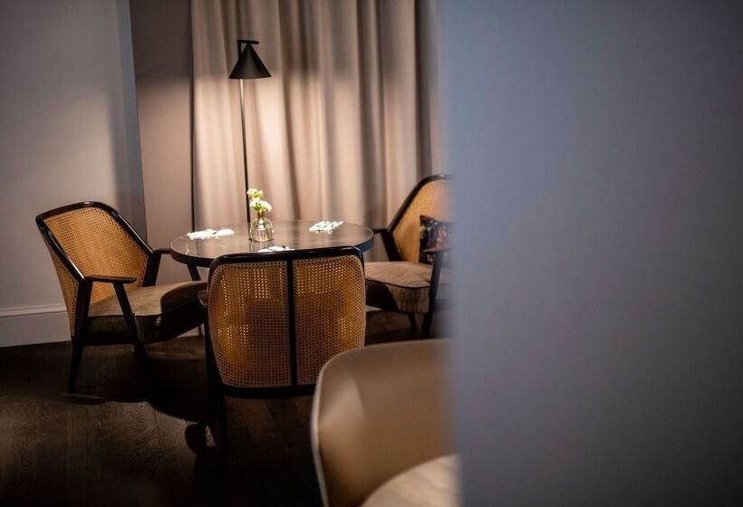 جناح جونيور, Renaissance Brussels