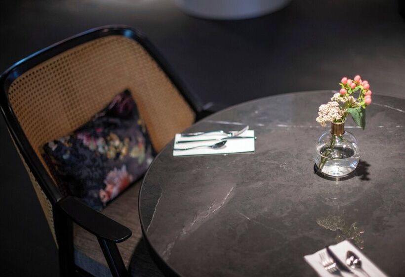 جناح جونيور, Renaissance Brussels