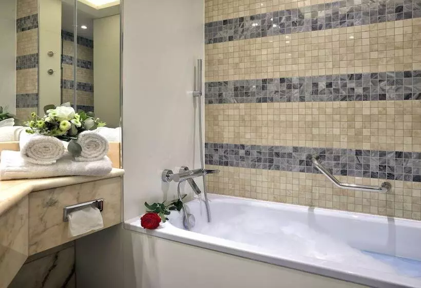 سوییت جونیور, Savoy Prague