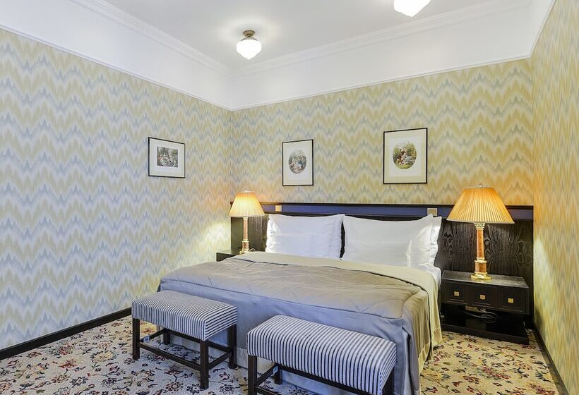 سوییت جونیور, Savoy Prague