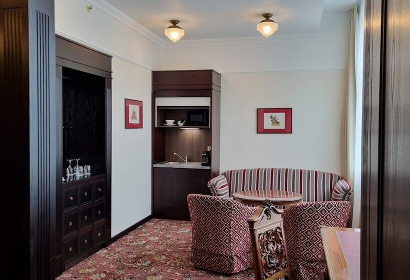 سوییت جونیور, Savoy Prague