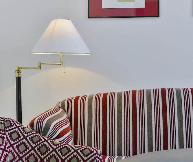 سوییت جونیور, Savoy Prague