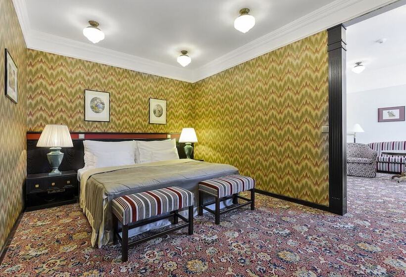 سوییت جونیور, Savoy Prague