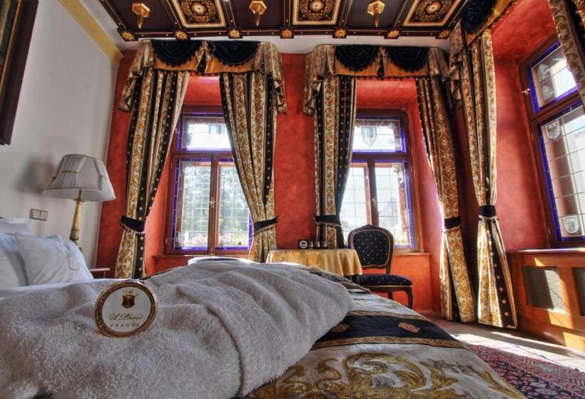 اتاق لوکس, U Pava