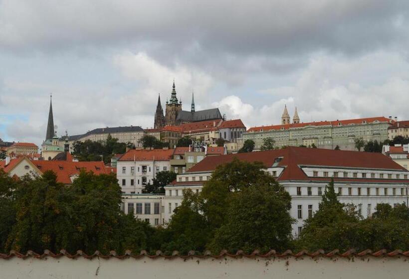 اتاق لوکس با چشمانداز, U Pava