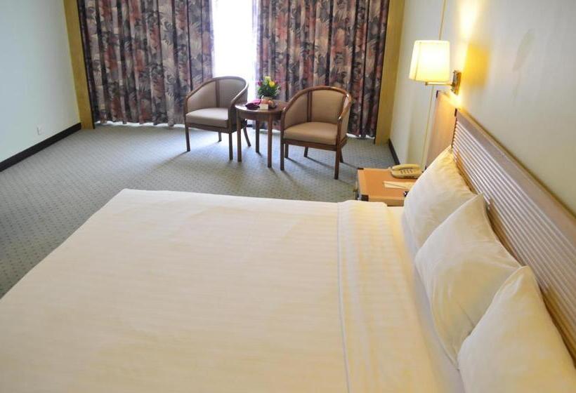 Deluxe room with river view, Cambodiana