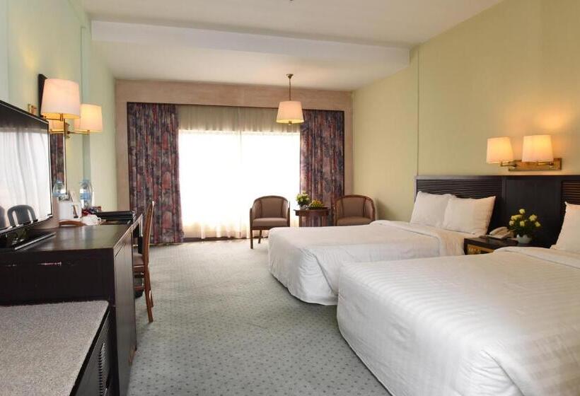 Deluxe room with river view, Cambodiana