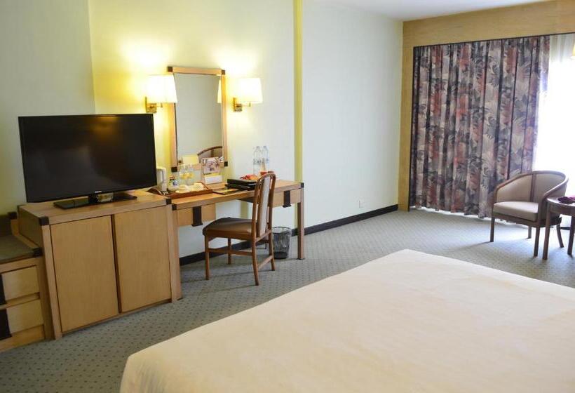 Deluxe room with river view, Cambodiana