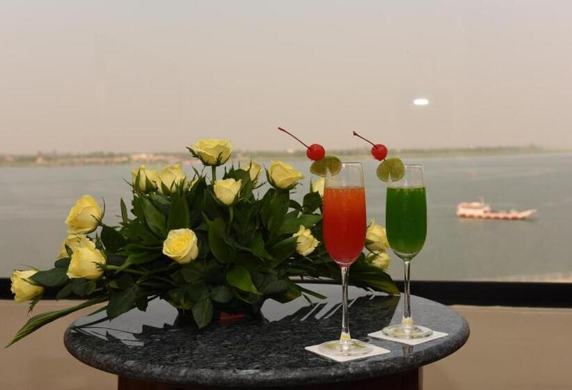 Deluxe room with river view, Cambodiana