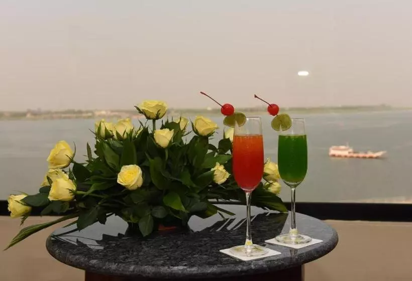 Deluxe room with river view, Cambodiana