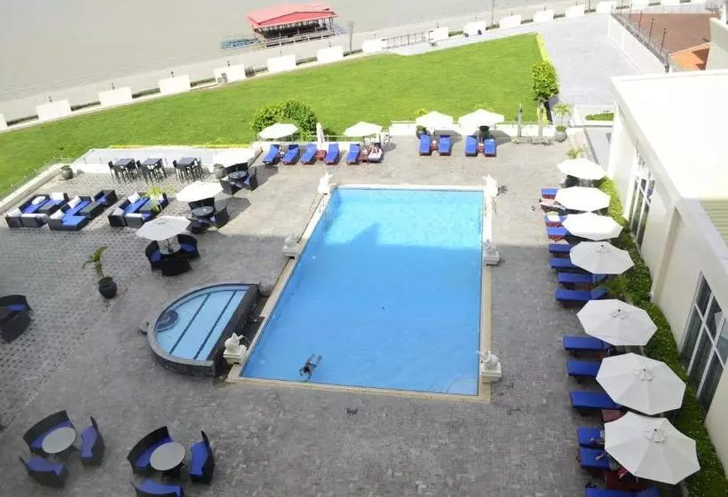 Deluxe room with river view, Cambodiana