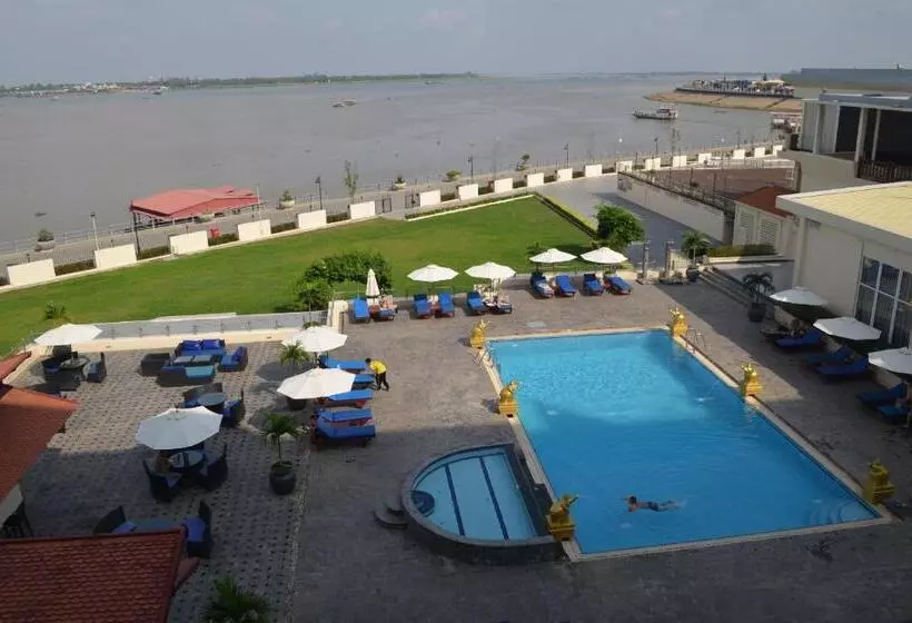 Junior suite with river view, Cambodiana
