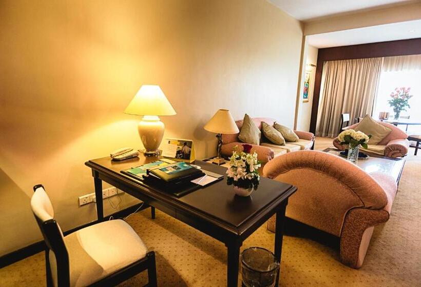 Junior suite with river view, Cambodiana