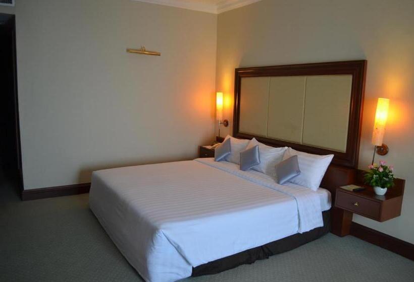 Junior suite with river view, Cambodiana