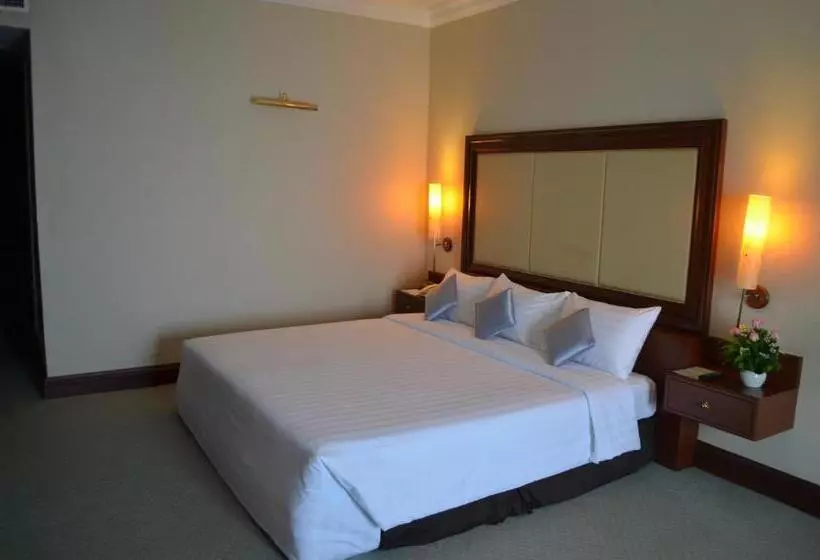 Junior suite with river view, Cambodiana