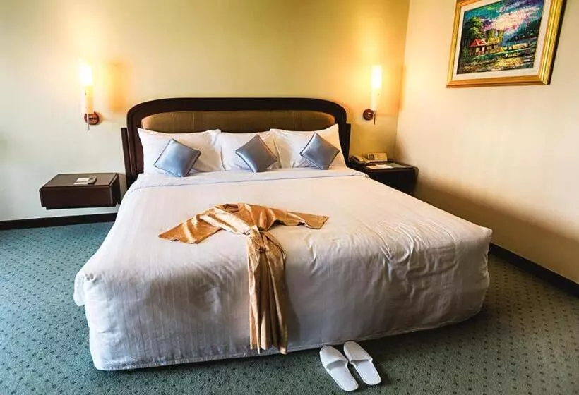 Junior suite with river view, Cambodiana