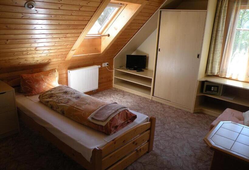 غرفة قياسية فردية, Lesní Dům