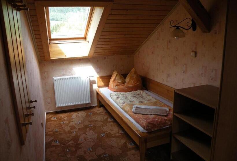 غرفة قياسية ثلاثية, Lesní Dům