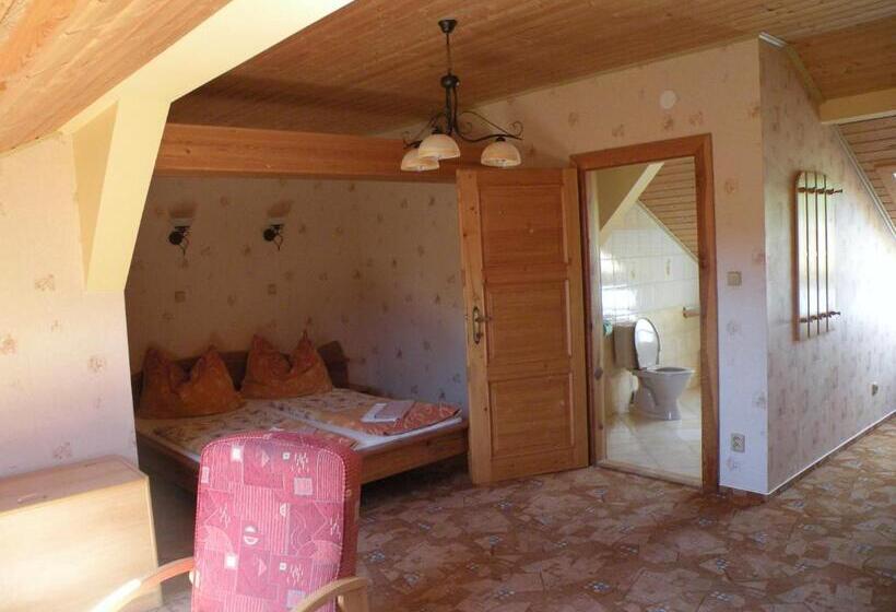 غرفة قياسية ثلاثية, Lesní Dům