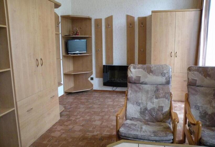 جناح مزوَّد بشرفة, Lesní Dům