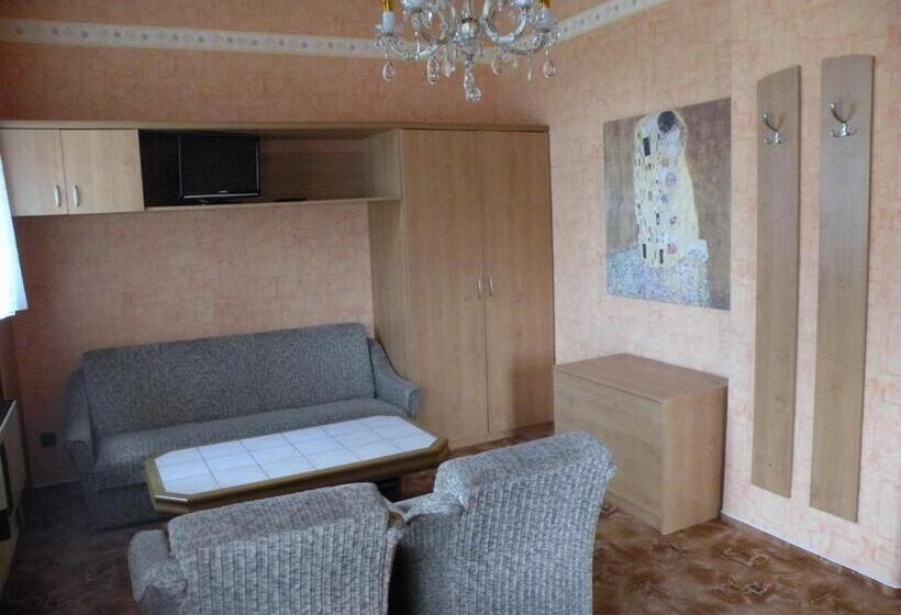 جناح مزوَّد بشرفة, Lesní Dům