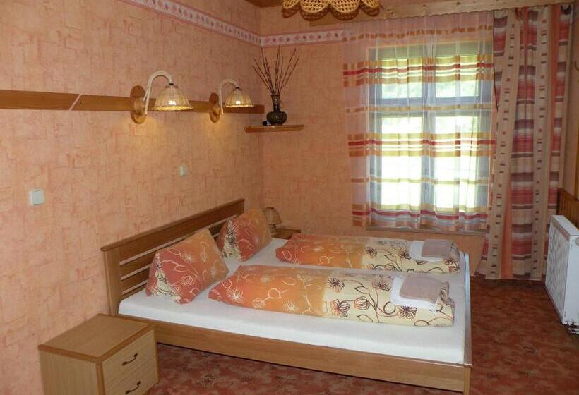 جناح مزوَّد بشرفة, Lesní Dům