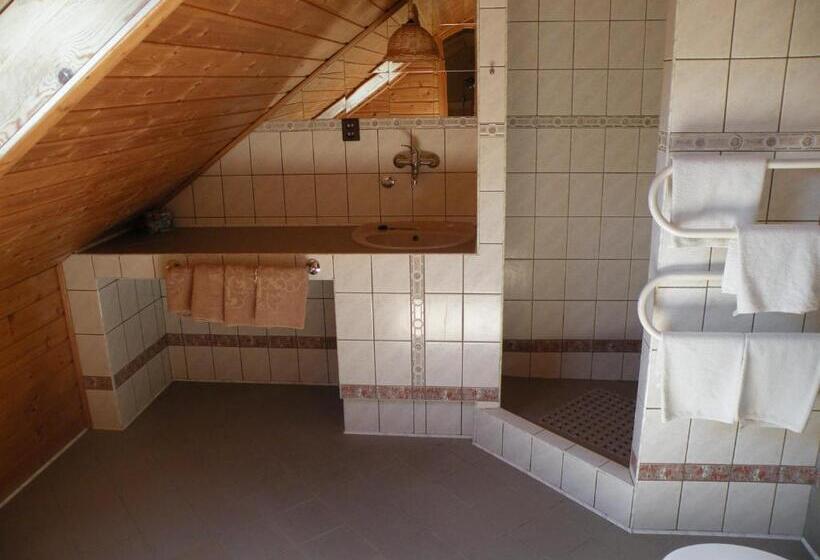 شقة غرفتين نوم مزودة بشُرفة, Lesní Dům