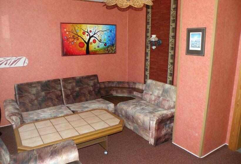 شقة غرفتين نوم مزودة بشُرفة, Lesní Dům