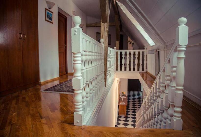 غرفة ديلوكس, Livadić