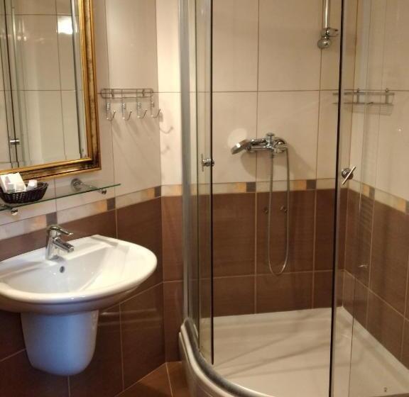 غرفة ديلوكس, Livadić