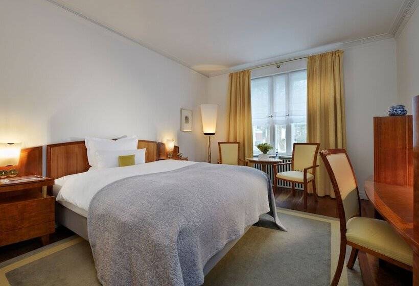 高级单人间, Louis C. Jacob