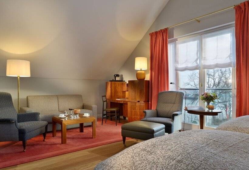 小型套房, Louis C. Jacob