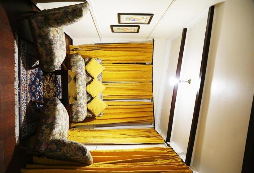 سوییت خانوادگی, Springfields   A Heritage Palace Since 1902