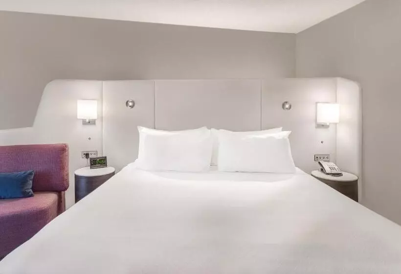 キングサイズベッドのスタンダードルーム, Crowne Plaza Cleveland At Playhouse Square, An Ihg