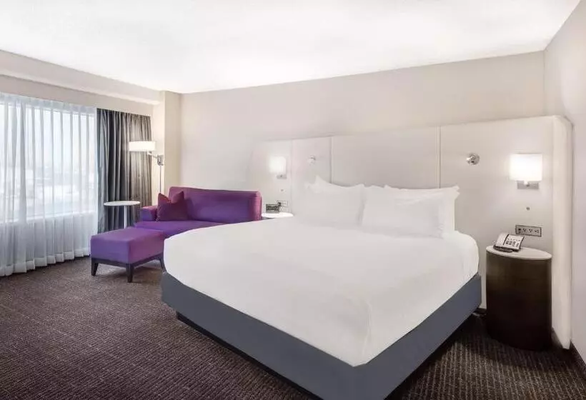 キングサイズベッドのスタンダードルーム, Crowne Plaza Cleveland At Playhouse Square, An Ihg