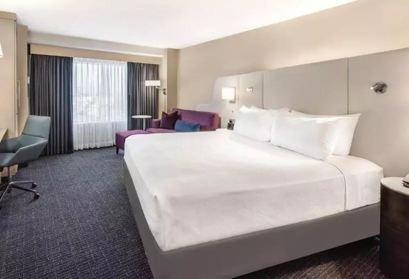 キングサイズベッドのスタンダードルーム, Crowne Plaza Cleveland At Playhouse Square, An Ihg