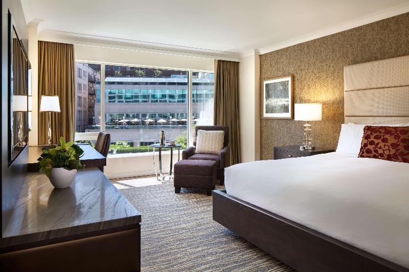 غرفة قياسية مطلة على المدينة, Fairmont Waterfront