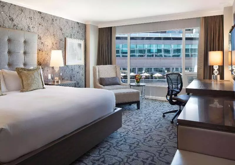 キングサイズベッドのスタンダードルーム, Fairmont Waterfront