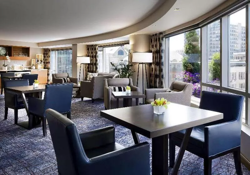 キングサイズベッドのスタンダードルーム, Fairmont Waterfront