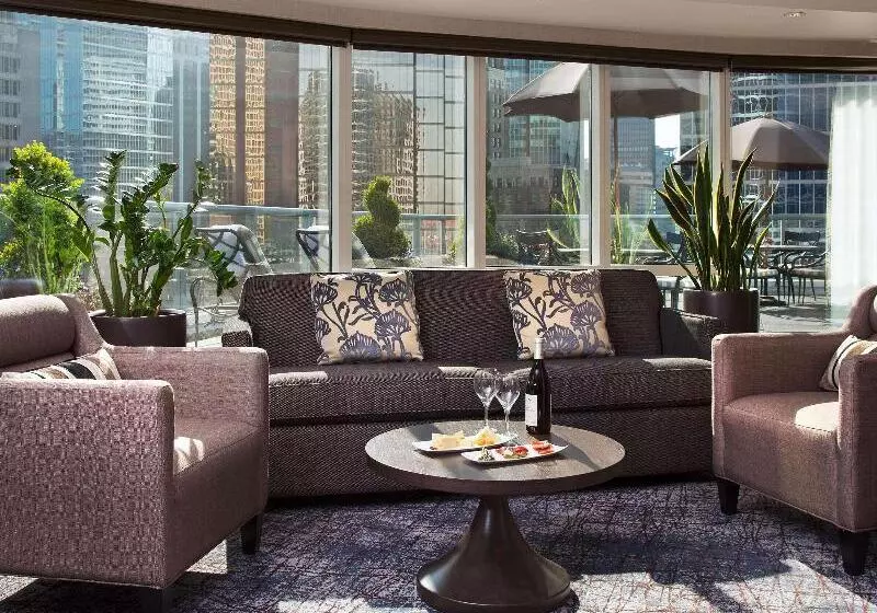 キングサイズベッドのスタンダードルーム, Fairmont Waterfront